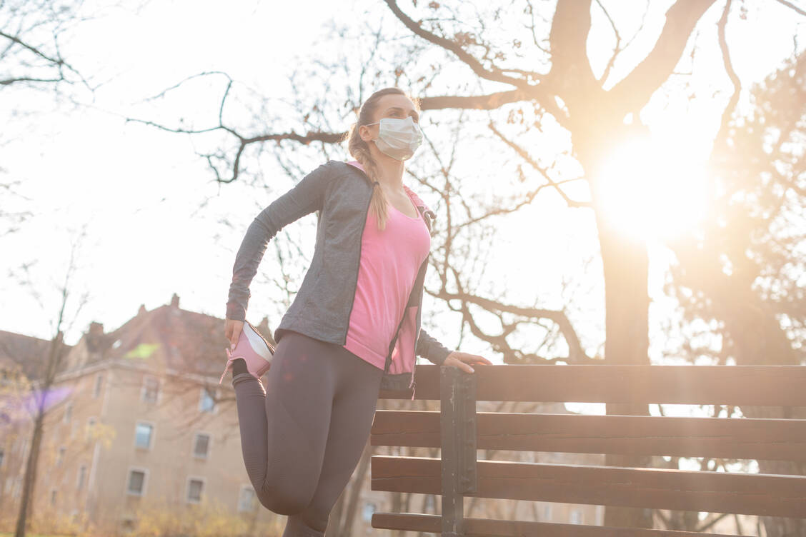 Wer im Freien joggt, wo wenig los ist, kann auf den Mundschutz verzichten, so Sportmediziner. / Foto: Adobe Stock/Kzenon