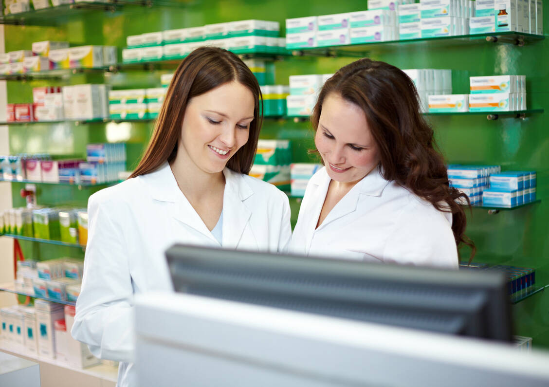 Welche zusätzlichen Kompetenzen wünschen sich die Menschen, die in Apotheken arbeiten, für den PTA-Beruf? / © Adobe Stock/Robert Kneschke