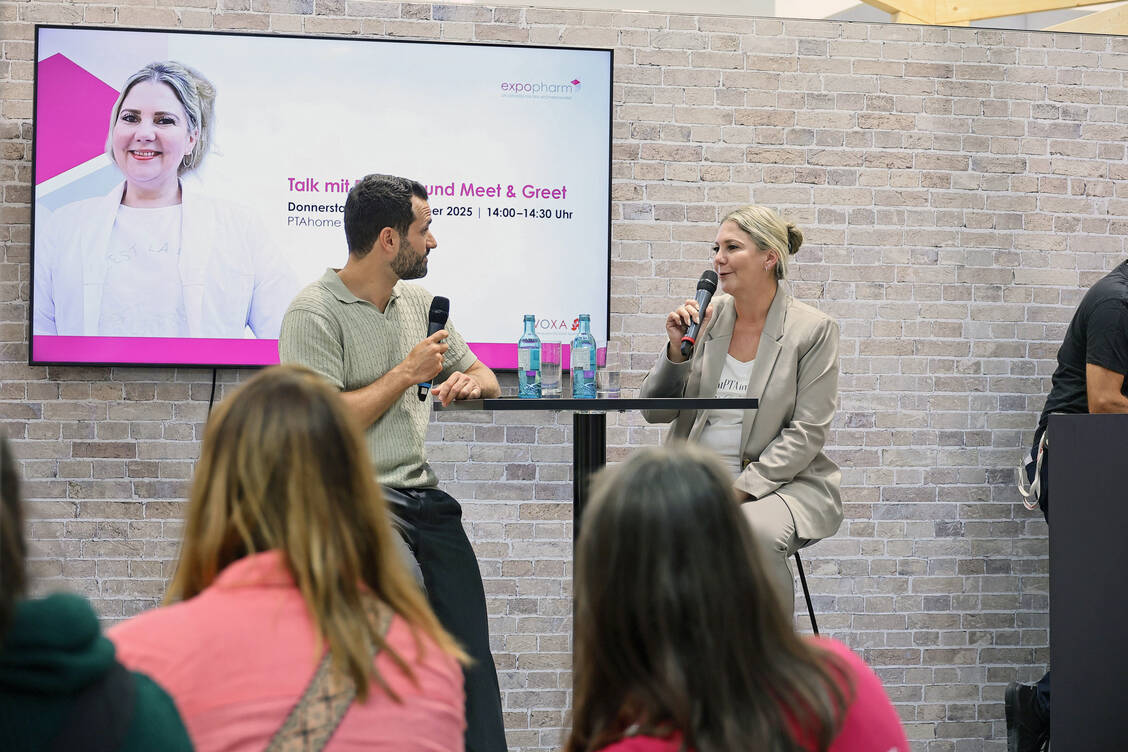 Viele gute Tipps für ihre Kolleginnen und Kollegen hatte PTA Simi im Gespräch mit Moderator Marc Semmler bei der Expopharm parat.  / © PZ/Alois Müller