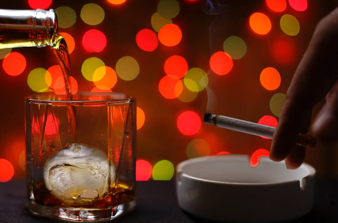 Wer Alkohol trinkt und dazu raucht, hat am nächsten Tag deutlich häufiger und schlimmer mit einem heftigen Kater zu kämpfen. / © Getty Images/Krit of Studio OMG