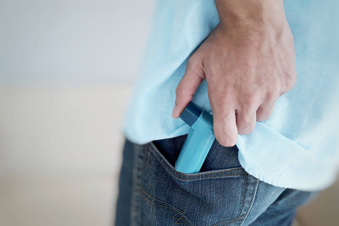 Geheimwaffe Inhalator? Zumindest haben Asthmapatienten, die regelmäßig Corticoide inhalieren, wohl ein niedrigeres Risiko für einen schweren Covid-19-Verlauf. Forscher untersuchen daher, ob diese Medikamente einen gewissen Schutz bieten könnten. / Foto: Getty Images/Thay Siththi Plum Piti Silp/EyeEm