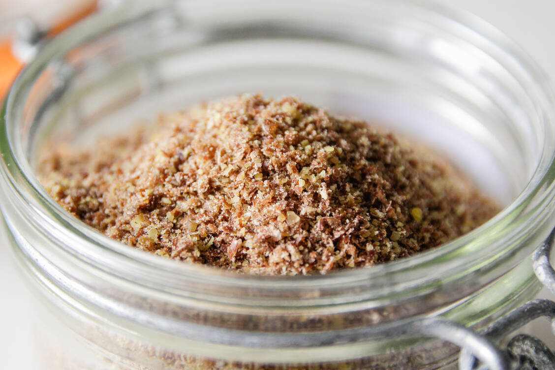 In geschroteter Form sind alle Inhaltstoffe gut verfügbar, sie verderben jedoch schneller. / © Getty Images/Kinga Krzeminska