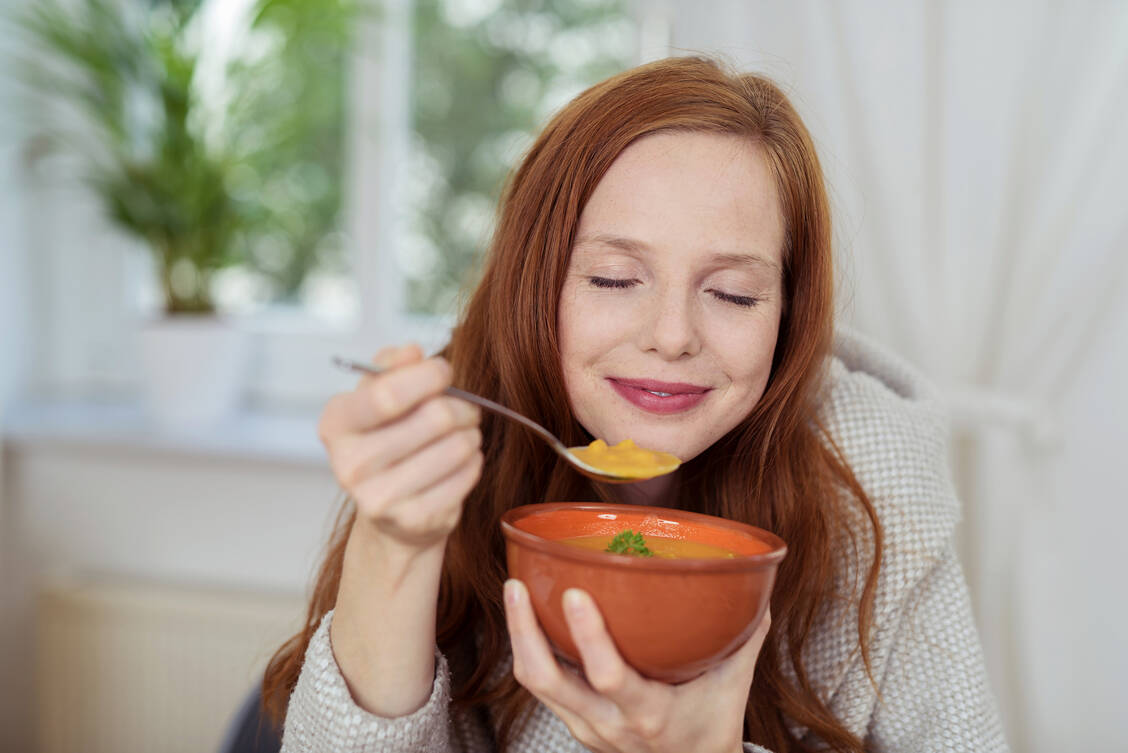 Die Fettleber tritt auch bei schlanken Menschen auf. Mit Hilfe einer angepassten Ernährung kann die Leber wieder genesen. / Foto: Adobe Stock/contrastwerkstatt