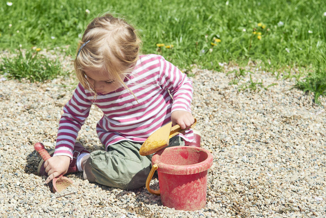 Über Spuren von infizierten Kotresten, zum Beispiel in Erde oder Sand, können die Wurmeier etwa beim Spielen in den Mund gelangen. / Foto: Adobe Stock/Petr Bonek