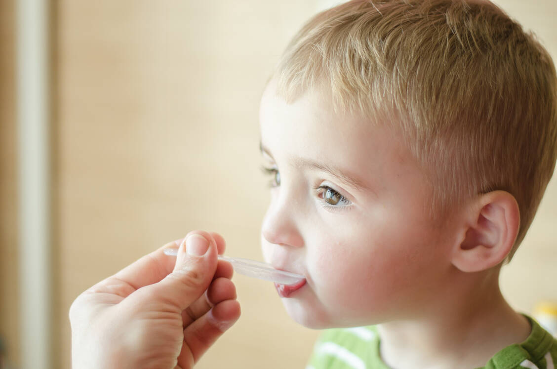 Flüssige Arzneiformen sind besonders gut für Kinder geeignet. / Foto: Shutterstock/vandame