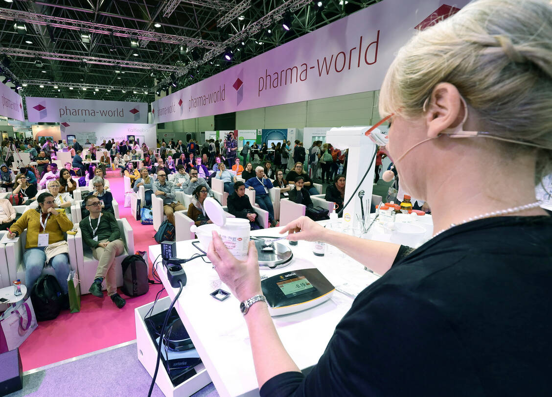 Iris Cutt und Dr. Jan Olgemöller demonstrierten, wie ein perfektes Gel entsteht. / Foto: PZ/Alois Müller