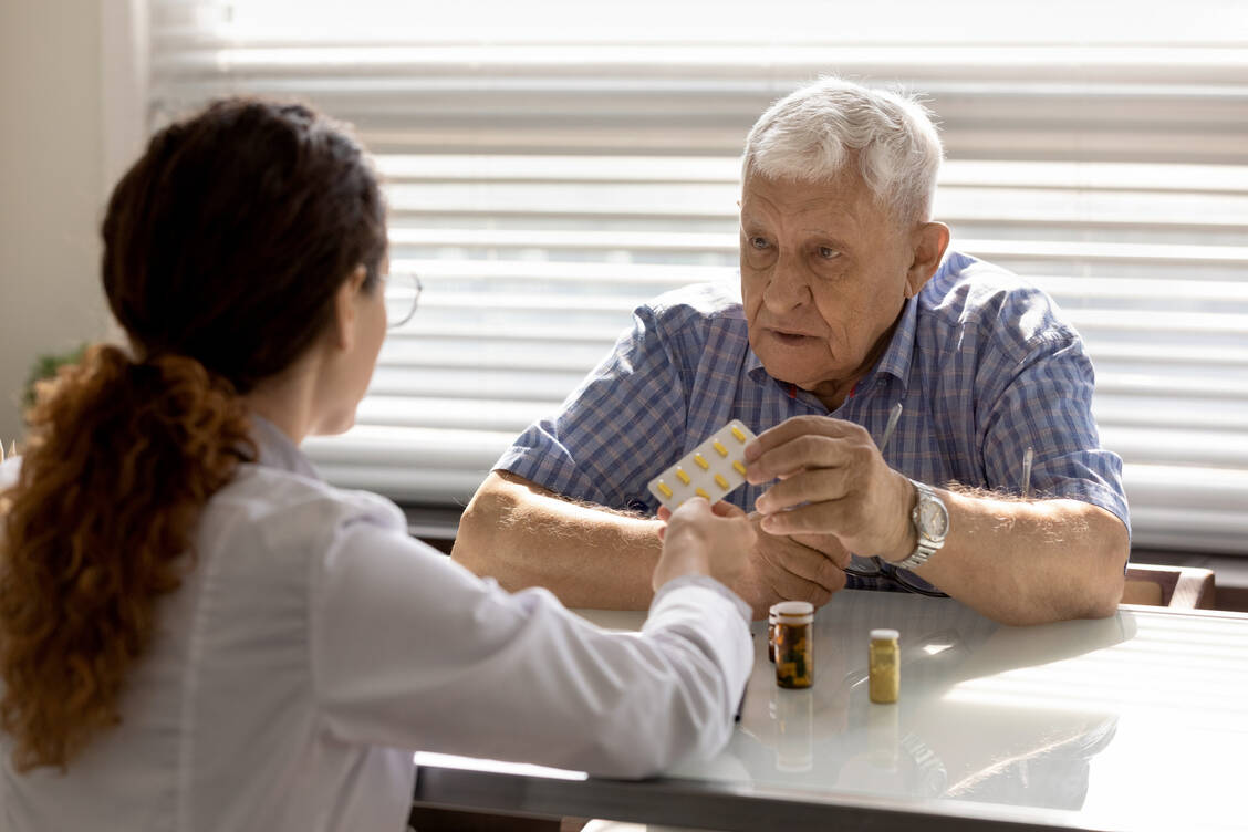 Verbesserte Arzneimitteltherapiesicherheit: In den Knappschaft Kliniken in Bochum führen PTA bei der Aufnahme der Patienten eine umfassende Arzneimittelanamnese durch. / © Shutterstock/fizkes