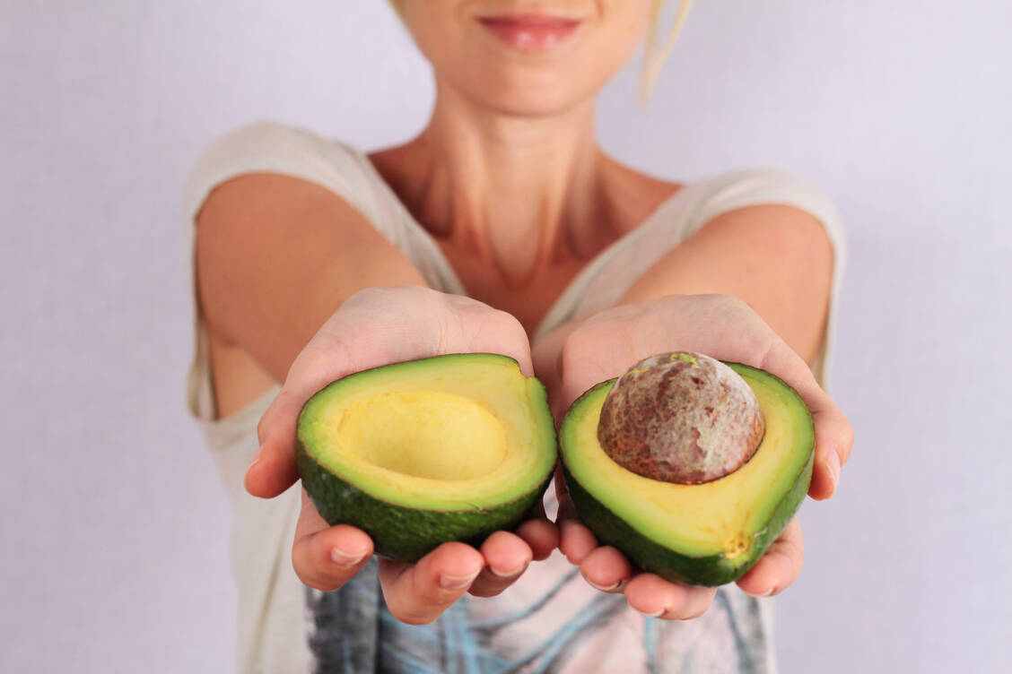 Ernährungsexperten raten davon ab, Aprikosen- oder Avocadokerne zu essen. / © Adobe Stock/dream@do