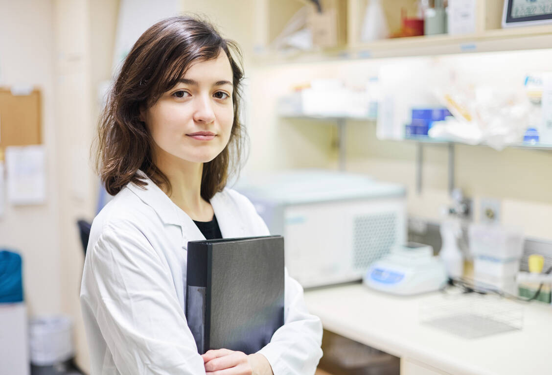 Im Norden von Hessen gibt es keine Möglichkeit, sich zur PTA ausbilden zu lassen. Das soll sich bald ändern.  / Foto: Getty Images/Javier Sanz