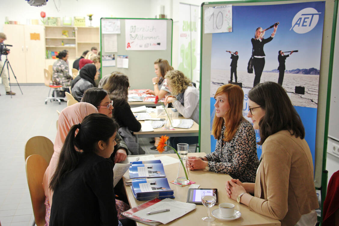 Mit Begeisterung traten die Schülerinnen und Schüler beim Perspektiven-Tag in Hamburg in Kontakt mit den Ausstellern / Foto: Christian Hoffmann