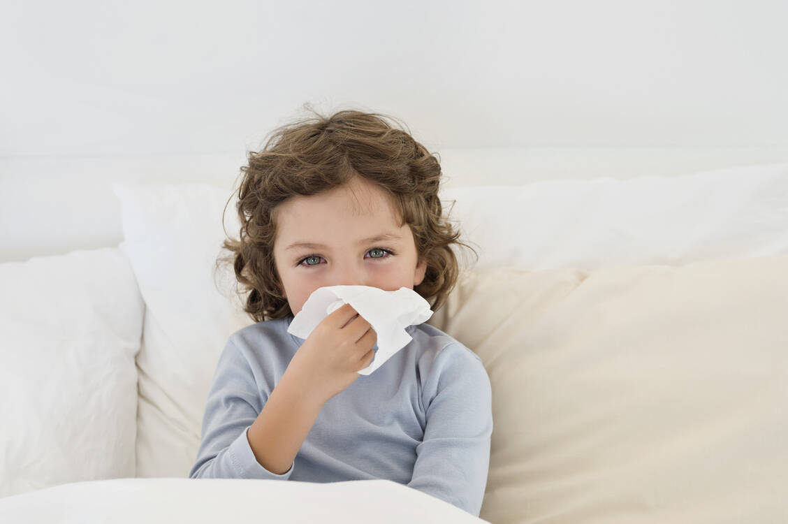Aufgepasst bei Kindern: Präparate mit Menthol, Cineol oder Campher sind für Kinder unter zwei Jahren nicht geeignet. / Foto: Getty Images/Eric Audras