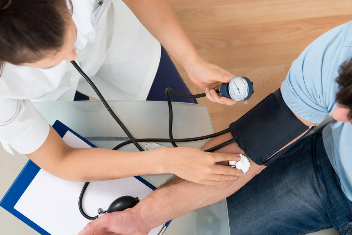 Hypotension can stem from certain diseases such as heart or infectious diseases as well as endocrine and vascular diseases. / Foto: iStock/Andrey Popov