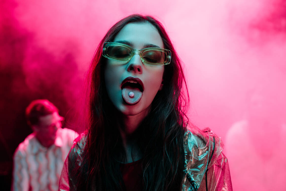 Neue psychoaktive Substanzen haben oft eine ähnliche Wirkung wie bekannte Drogen, sind aber in ihrer Stärke unberechenbar. / © Adobe Stock/LIGHTFIELD STUDIOS