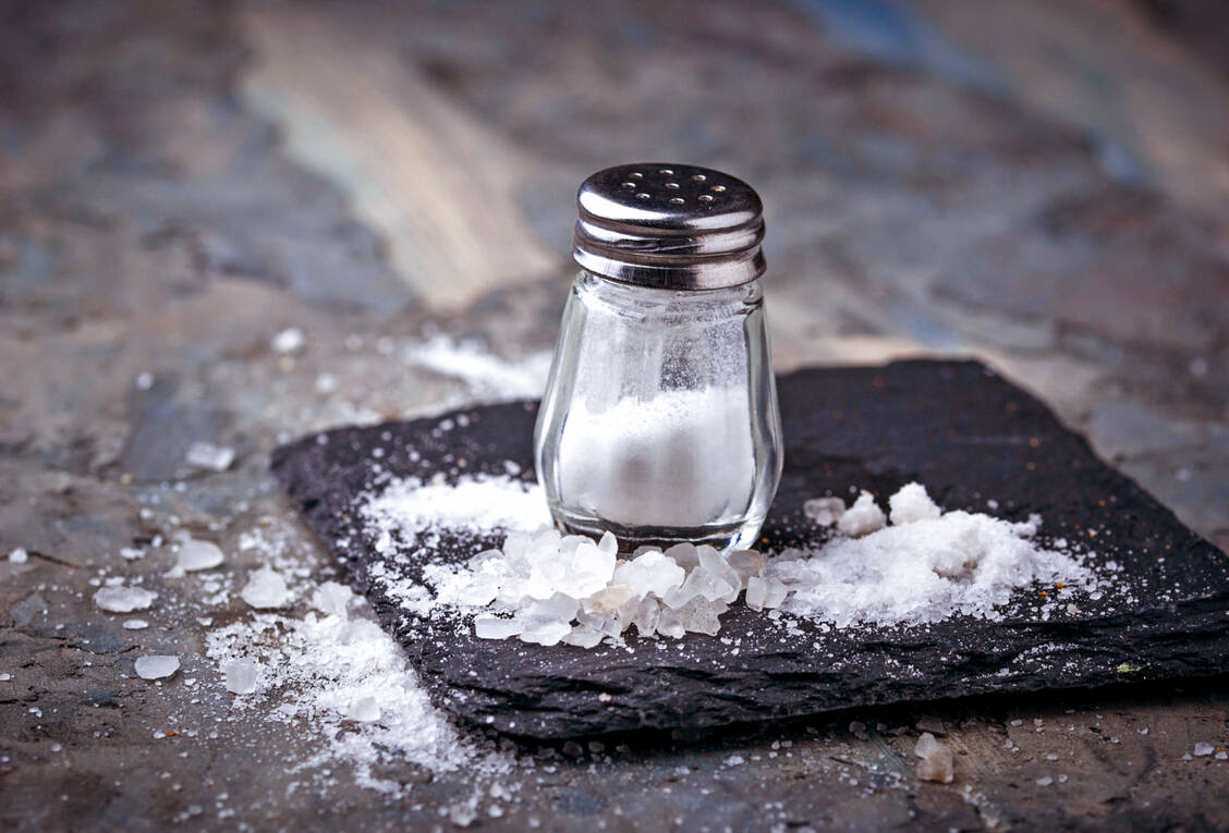 Maximal sechs Gramm Kochsalz täglich aus der Nahrung sollten es sein. / Foto: Shutterstock/Yulia Furman