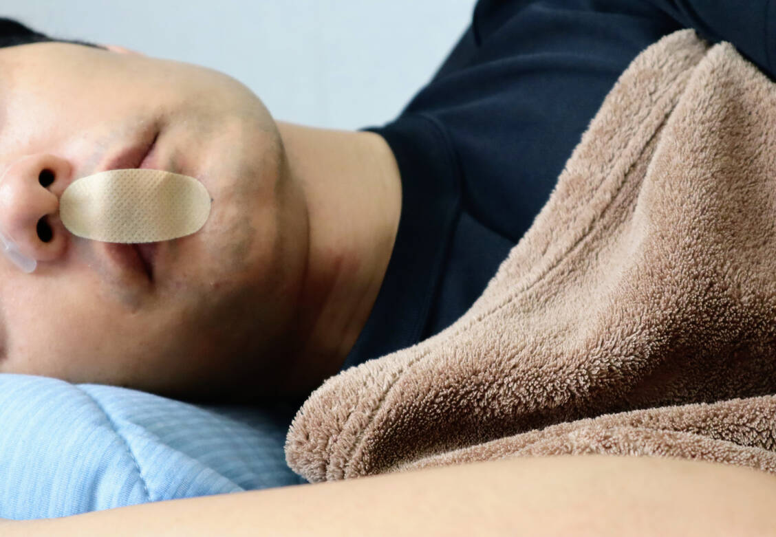 Die Nasenatmung hat grundsätzlich Vorteile – dem Mouth Taping stehen Experten dennoch kritisch gegenüber.  / Foto: Getty Images/masamasa3