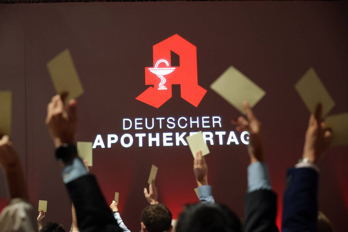 Bei der Hauptversammlung der Apothekerinnen und Apotheker wurde über zahlreiche Anträge abgestimmt. / © PZ/Alois Müller