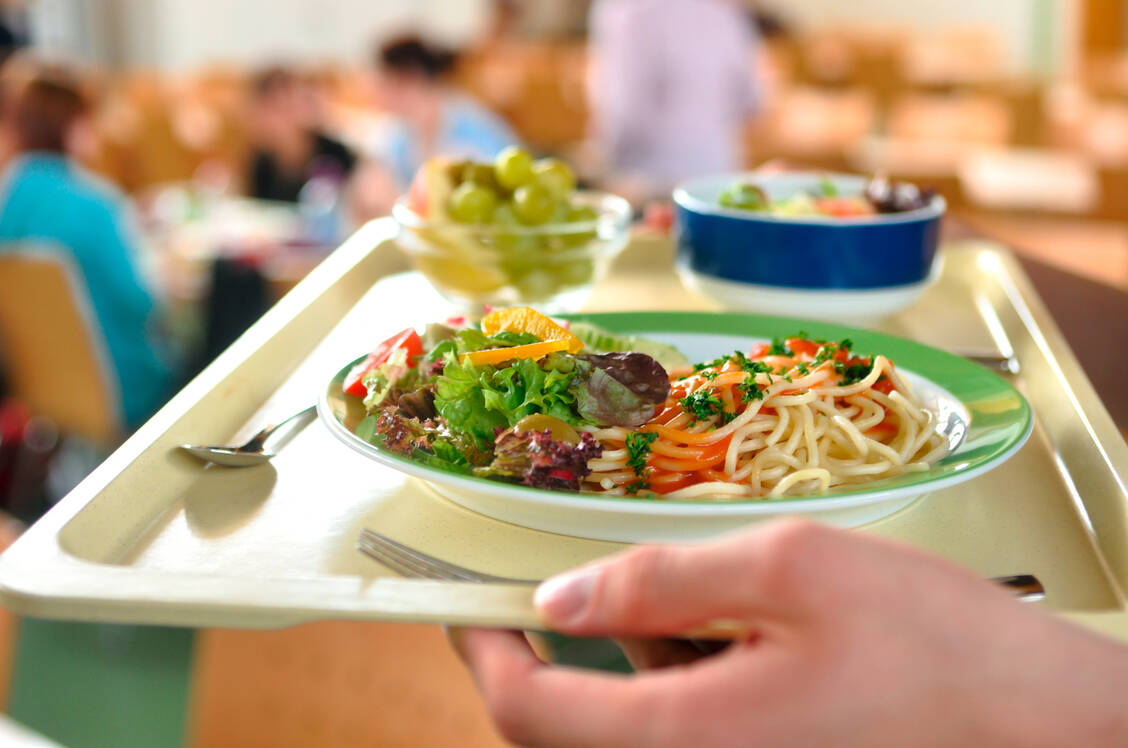 Beim Meal Sequencing wird das Gemüse zuerst gegessen. / © Adobe Stock/Gerhard Seybert