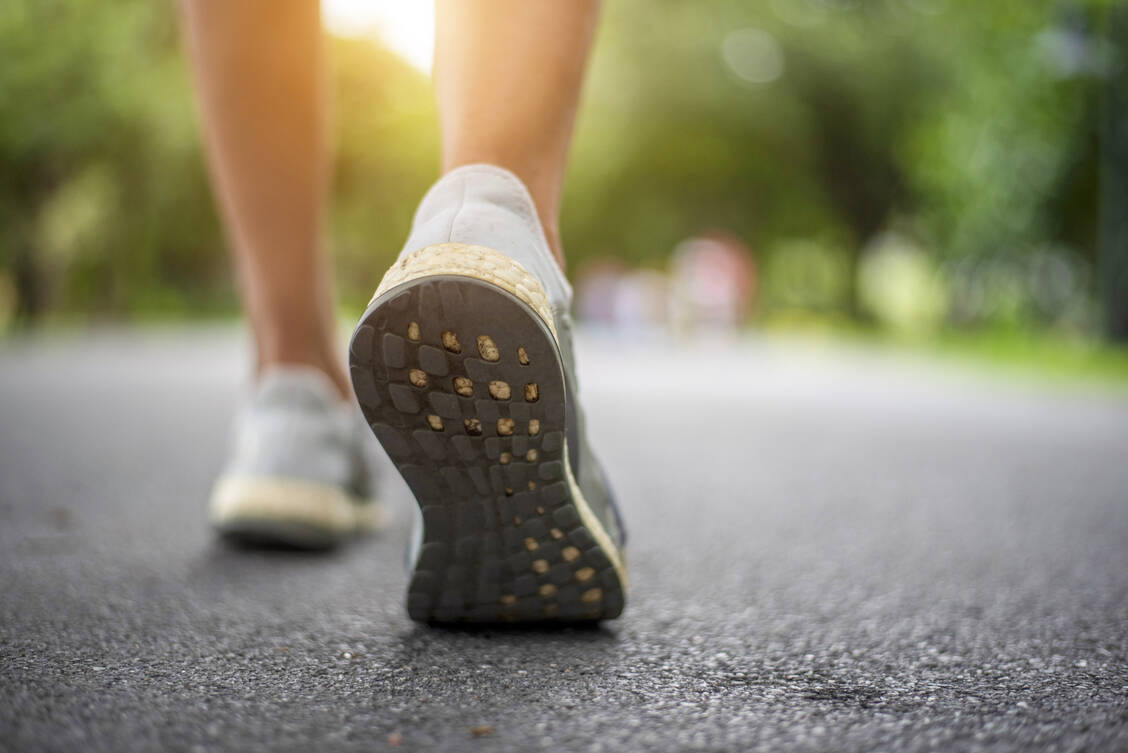 Gehen zu können ist für viele Menschen selbstverständlich. Eine neue Therapie könnte auch Querschnittsgelähmten die Möglichkeit geben, wieder laufen zu können. / Foto: Getty Images/athima tongloom