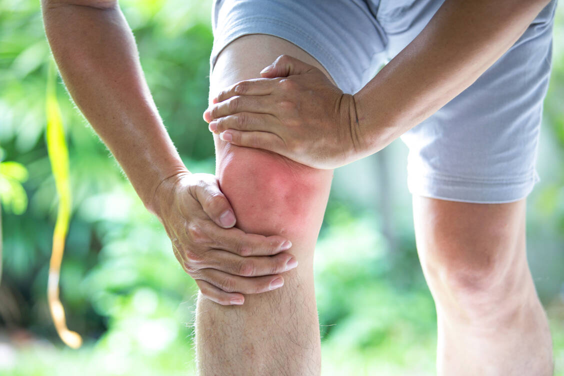 Bei zum Beispiel durch einen Sportunfall geschädigtem Knorpelgewebe kann Spherox® zum Einsatz kommen. / Foto: Getty Images/krisanapong detraphiphat