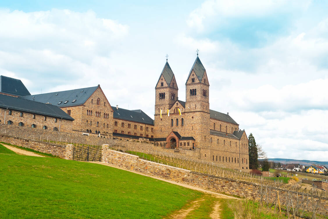 Auf dem Rupertsberg nahe Bingen gründete Hildegard ein Kloster. / Foto: Adobe Stock/mojolo