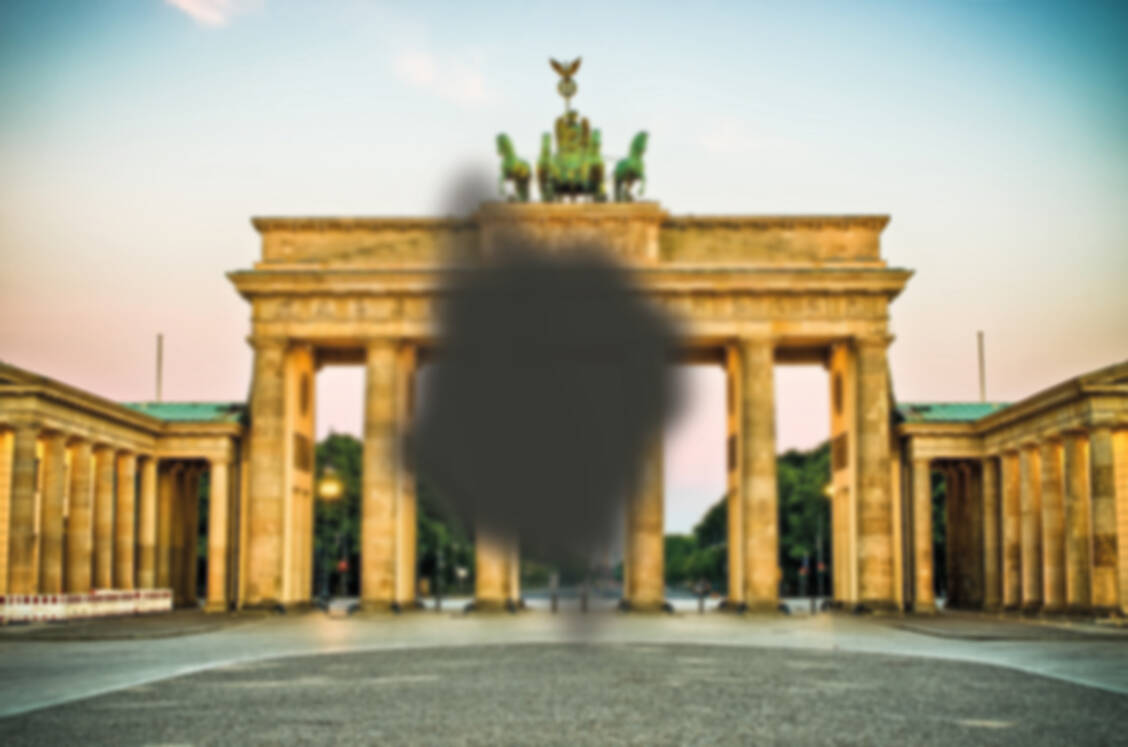 Sicht mit AMD: Im fortgeschrittenen Stadium der feuchten Makuladegeneration sehen Betroffene graue oder schwarze Flecken im zentralen Sichtfeld. Auch die Randbereiche erscheinen unscharf. / Foto: Pro Retina/CCat82
