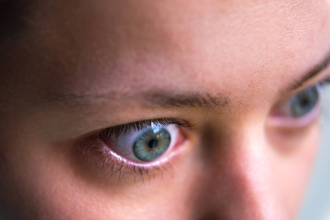 Anzeichen für einen fokalen epileptischen Anfall können auch Seh- und Geruchsstörungen, kurze Verwirrtheit oder ungewöhnliche Gedanken, Gefühle oder Wahrnehmungen sein. / Foto: Adobe Stock/Andriy Blokhin