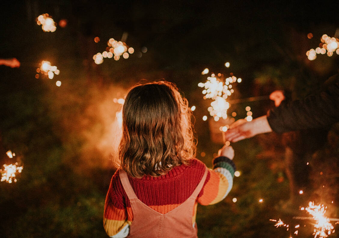 Kinder sollten am besten drinnen bleiben und für die Gefahren der Knallerei zu sensibilisiert werden. / © Getty Images/Catherine Falls Commercial