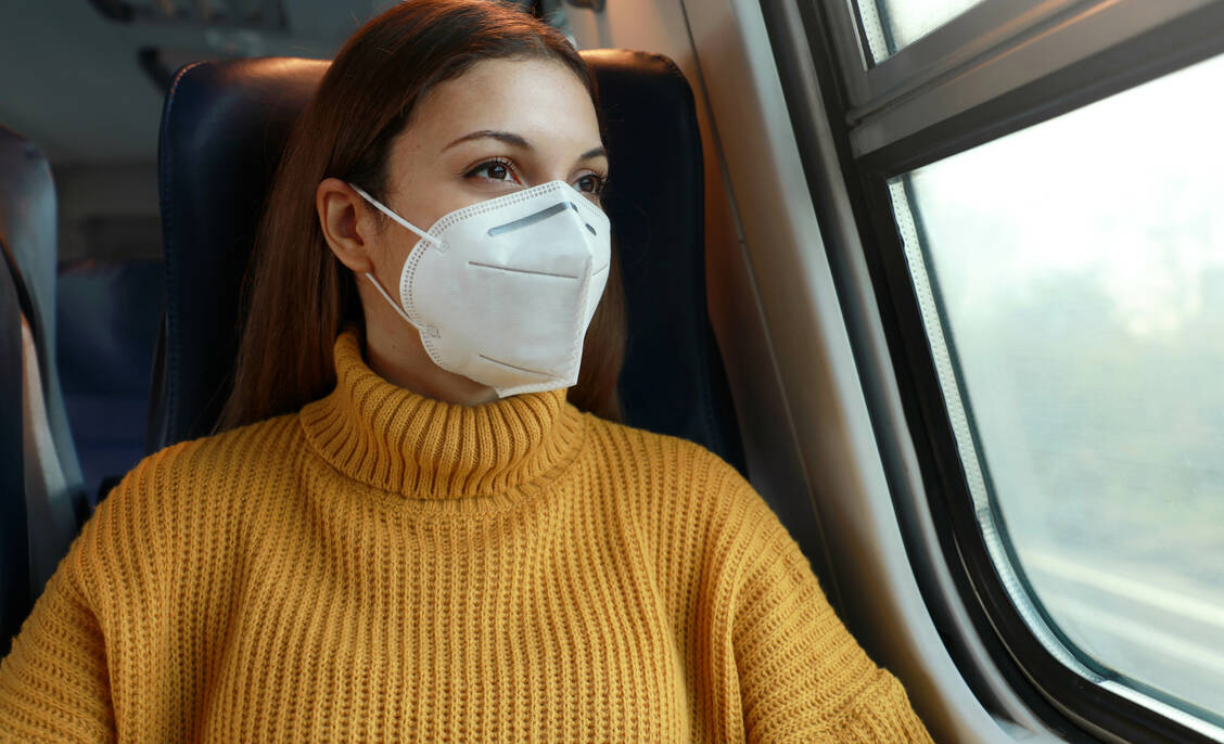 Bus und Bahn sind sicher – sofern die AHA-Regeln beachtet werden. / Foto: Adobe Stock/zigres