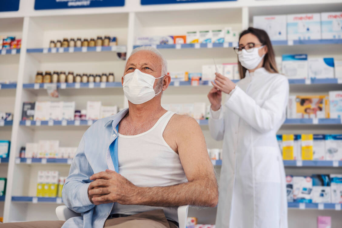 Coronavirus-Antigentests bieten bundesweit viele Apotheken an.  Eine andere Dienstleistung, die Covid-19-Impfung, könnte eines Tages hinzukommen. / Foto: Adobe Stock/dusanpetkovic1