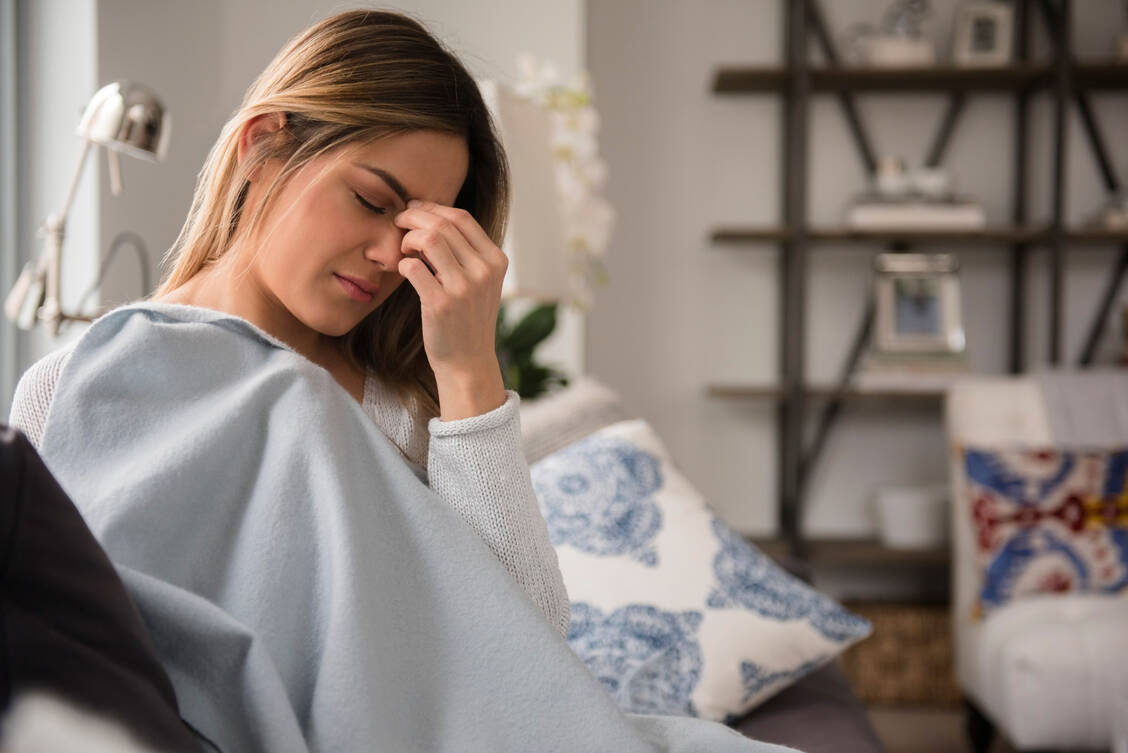 Kopfschmerzen sind häufig ein initiales Symptom einer Covid-19-Infektion. Bei einigen Patienten bleiben sie auch nach der akuten Erkrankung bestehen. / Foto: Getty Images/Jamie Grill