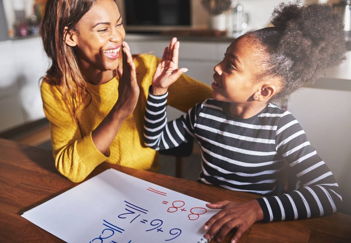 Ein frühes Erkennen ist wichtig, damit sich Schwierigkeiten und Belastungen nicht verfestigen. Eine spezielle Dyskalkulie-Therapie – individuell aufs Kind abgestimmt – kann helfen, Probleme beim Rechnen deutlich zu mindern. / © Getty Images/FlamingoImages