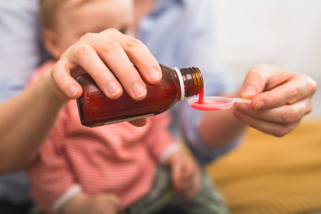 Vor allem die Kleinsten sind von den anhaltenden Lieferengpässen der kindgerechten Darreichungsformen betroffen. / Foto: Adobe Stock/cherryandbees