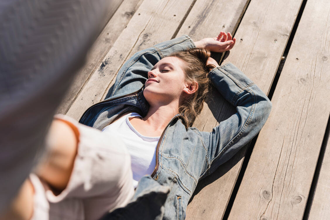 Durch das wärmere Klima verändert sich vor allem eines – Menschen verbringen mehr Zeit draußen in der Sonne. / Foto: Getty Images/Westend61
