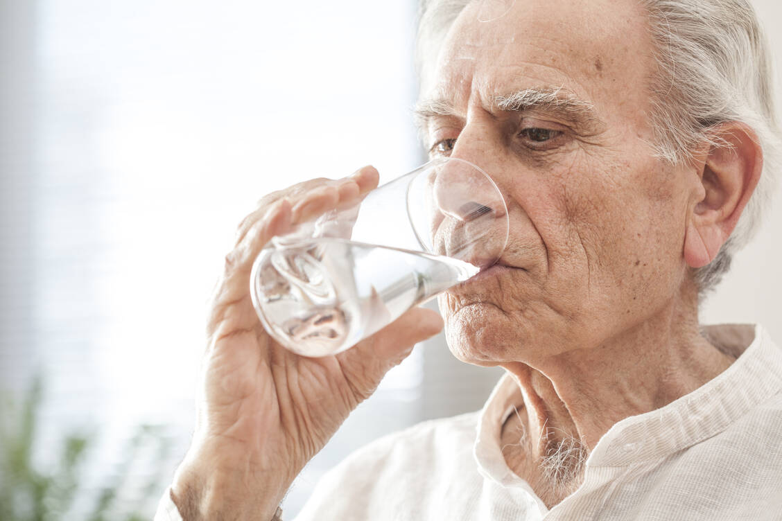 Delir-Patienten sollten ausreichend trinken.  / Foto: Shutterstock/Sebra