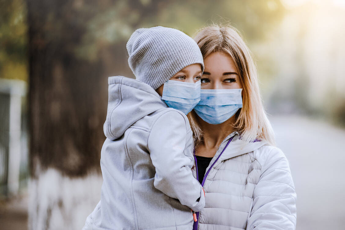 Der Mund-Nasen-Schutz, auch OP-Maske genannt, schützt den Träger nur unzureichend. Er schützt vielmehr die Umgebung eines Trägers, der infiziert ist. / Foto: Adobe Stock/sushytska