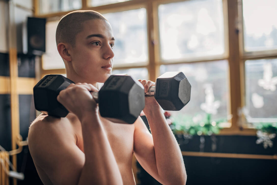 Kraftsport zählt inzwischen zu den am häufigsten ausgeübten Sportaktivitäten bei 13- bis 17-Jährigen. / © Getty Images/Hirurg