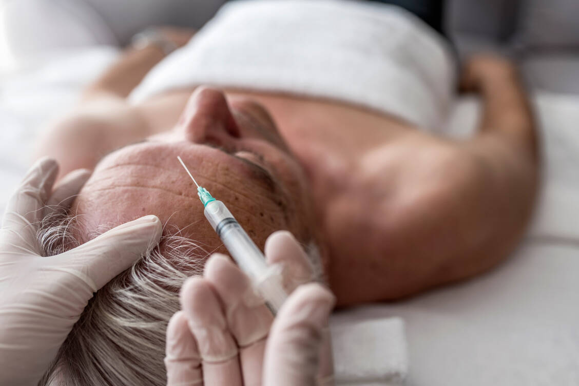 Forscher halten es für möglich, dass Botox in das Zentrale Nervensystem und so die Stimmung beeinflusst. / Foto: Getty Images/ljubaphoto