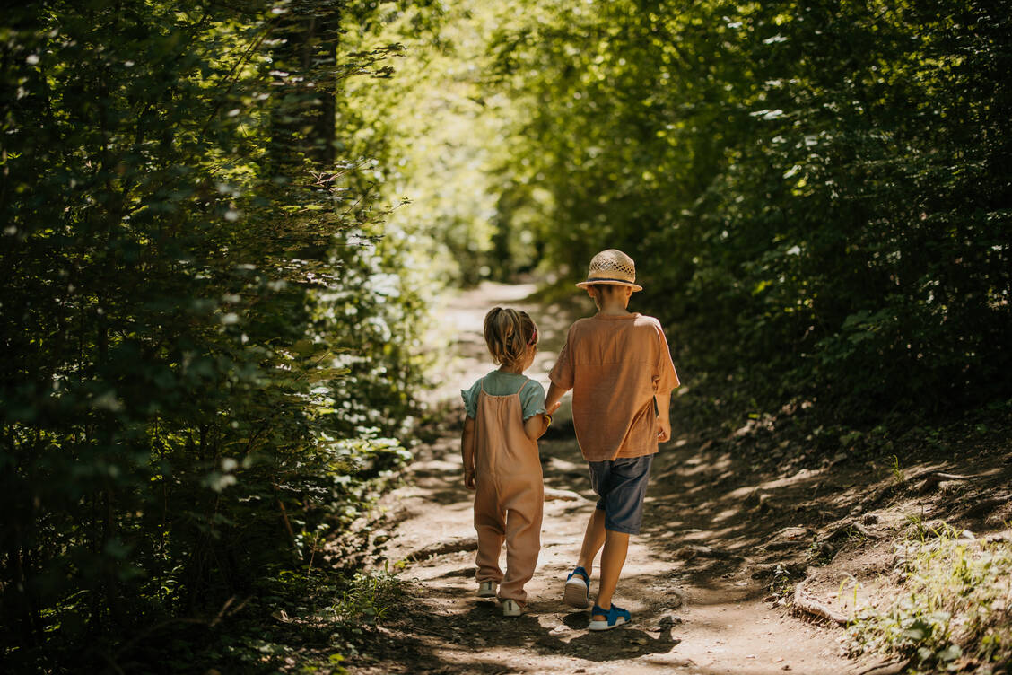 Beim Spielen im Wald in einem Risikogebiet besteht die Gefahr, von einer Zecke gestochen und mit FSME infiziert zu werden. Schutz bieten etwa lange Kleidung, Repellentien und die Impfung gegen FSME. / Foto: Getty Images/freemixer