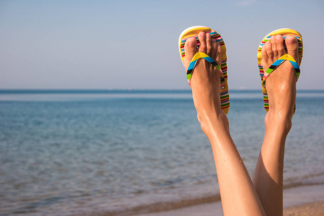 Füße im Fokus: Gepflegte Füße und gesunde Nägel sind vielen im Sommer besonders wichtig. / © Getty Images/Denisfilm