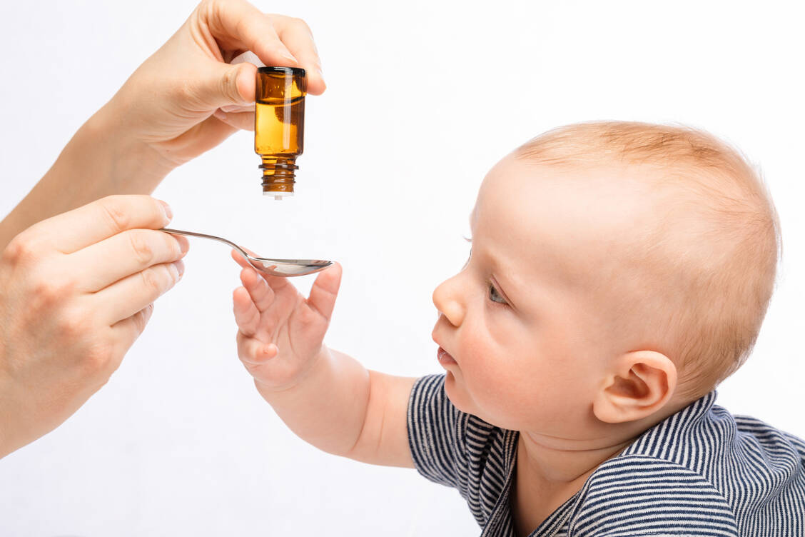 Säuglinge bekommen standardmäßig Vitamin D. Eltern können zwischen Tabletten und Tropfen wählen. / Foto: Adobe Stock/Dmitry Naumov