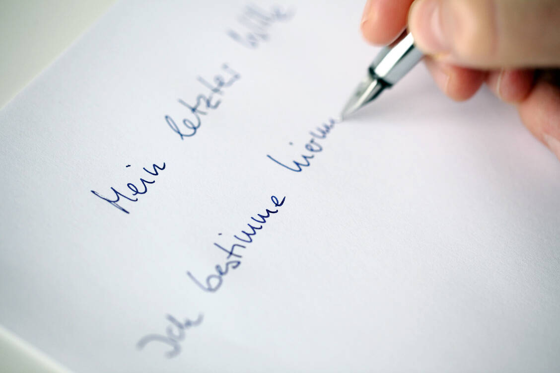 Damit ein Testament rechtsgültig ist, müssen bestimmte formalistische Vorgaben zwingend eingehalten werden.  / Foto: Fotolia/fotoscorp