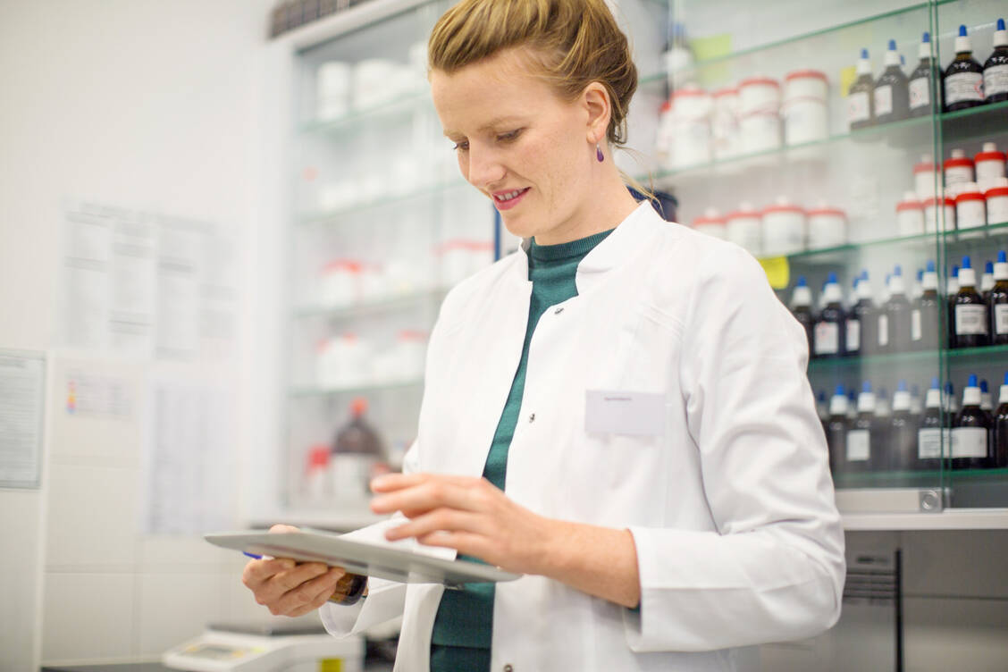Die Ausbildung und die beruflichen Perspektiven in der öffentlichen Apotheke müssen attraktiver werden, um dem Fachkräftemangel entgegenzuwirken. / Foto: Getty Images/Luis Alvarez