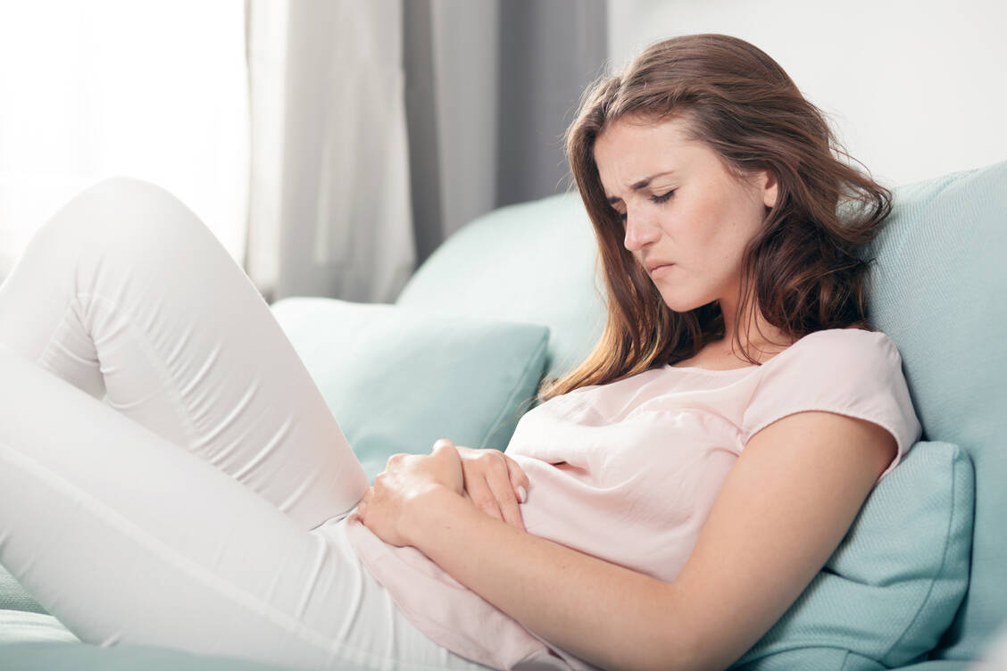 Schmerzen bei Endometriose sollten frühzeitig behandelt werden, damit sich kein Schmerzsyndrom entwickelt. / Foto: Adobe Stock/leszekglasner