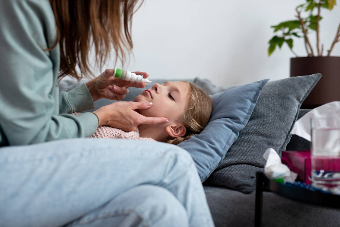 Die Anwendung von Nasensprays und -tropfen bei Kindern ist nicht trivial. Die Apothekerkammer Niedersachsen erklärt, wie es richtig geht. / Foto: Getty Images/undrey