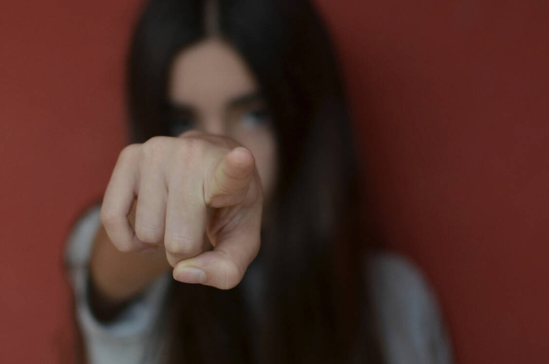 Sieht man jemand anderen, der schon das hat, was man selbst dringend bräuchte und möchte, entsteht Experten zufolge ein gemischtes Gefühl aus Angst, Wut und Traurigkeit, die wir Neid nennen. / Foto: Getty Images/ceciangiocchi