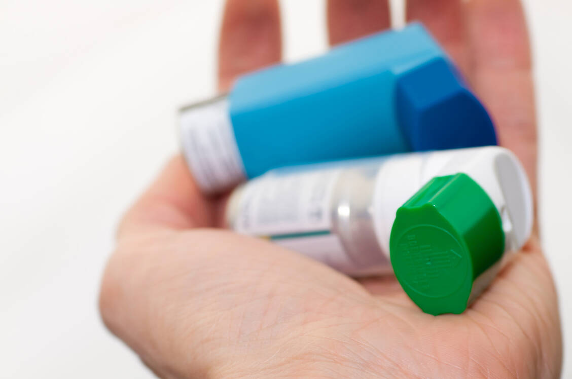 Im Akutfall muss das Inhalationsgerät funktionieren. Das BfArM empfiehlt, einen Ersatzinhalator mit sich zu führen. / © Adobe Stock/Tobilander
