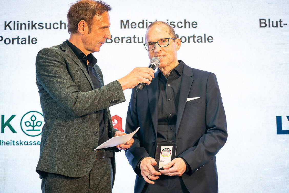 Rüdiger Freund (Chefredakteur von aponet.de, rechts im Bild) im Gespräch mit TV-Moderator Torsten Knippertz bei der Verleihung des »Deutschen Gesundheits-Award 2026«. / © Thomas Ecke / DISQ / ntv