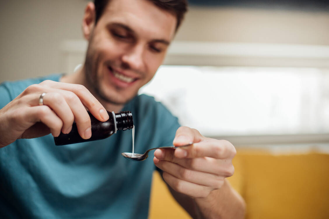 Bei der Auswahl der geeigneten Hustenarznei spielt auch die Darreichung eine Rolle. Visköse Sirupe, Säfte und Lutschtabletten beruhigen gereizte Schleimhäute.  / Foto: Getty Images/RgStudio