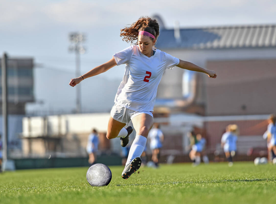 Einige Medien sprachen im Vorfeld der Fußball-Weltmeisterschaft der Frauen von einer »Kreuzbandriss-Plage«. Warum sind so viele Frauen betroffen? / Foto: Adobe Stock/Joe