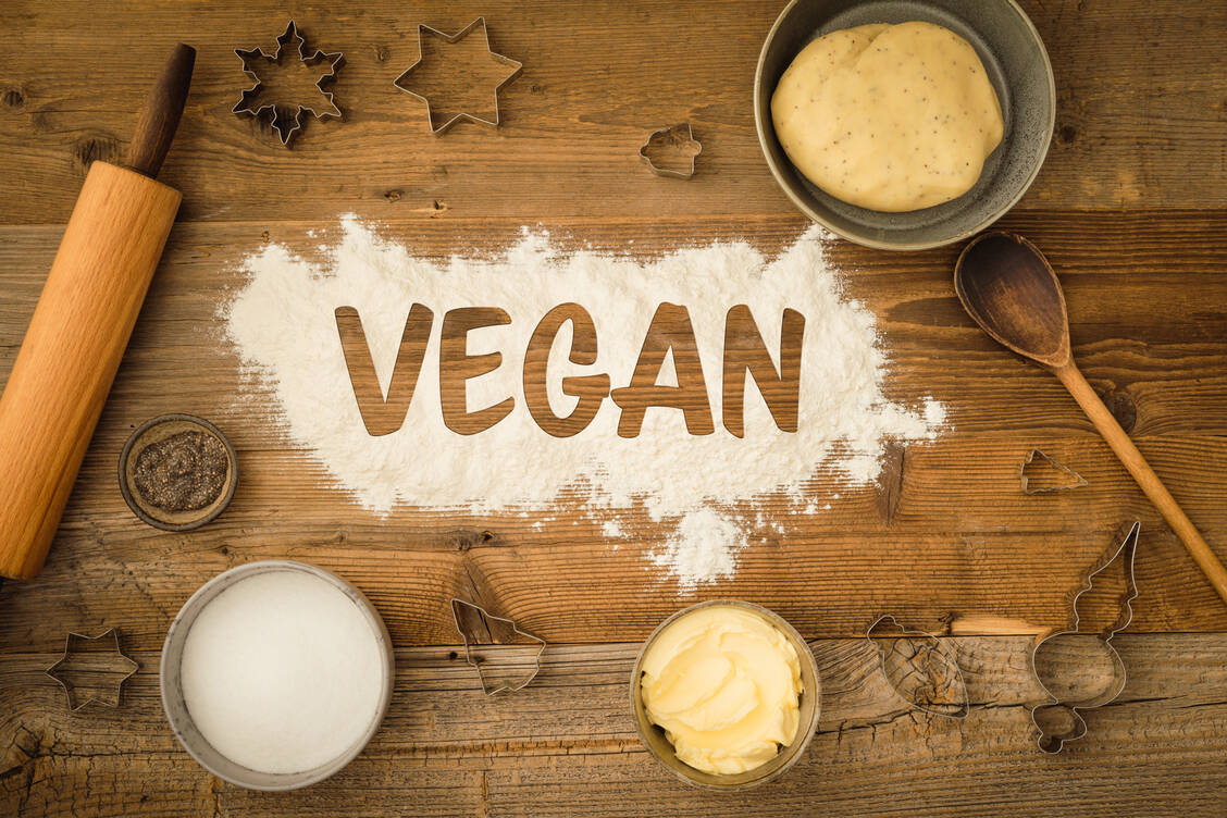 Weihnachten geht auch vegan – sogar Plätzchen lassen sich ganz ohne tierische Zutaten köstlich zubereiten.  / Foto: Getty Images/Redphotographer